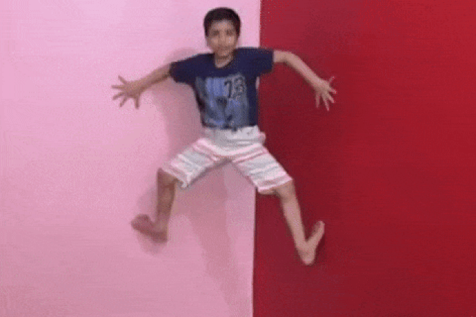 Khả năng leo tường của cậu bé hoàn toàn chỉ dùng sức lực của chân tay và không có bất kỳ thiết bị hỗ trợ nào. 4422-ezgifcomoptimize-1599923010284