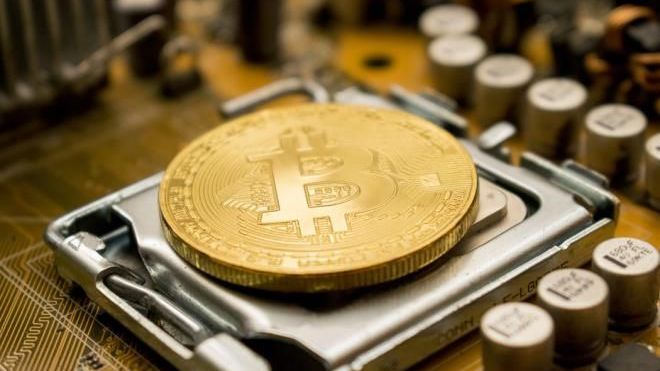 Tiền điện tử hôm nay 24/9: Bitcoin và vàng 'dắt tay nhau' lao dốc, Việt Nam vẫn chưa chấp nhận tiền ảo