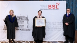 Đại học kinh doanh Lausanne vinh danh thành tích xuất sắc trong sự nghiệp ngoại giao của Đại sứ Dương Chí Dũng