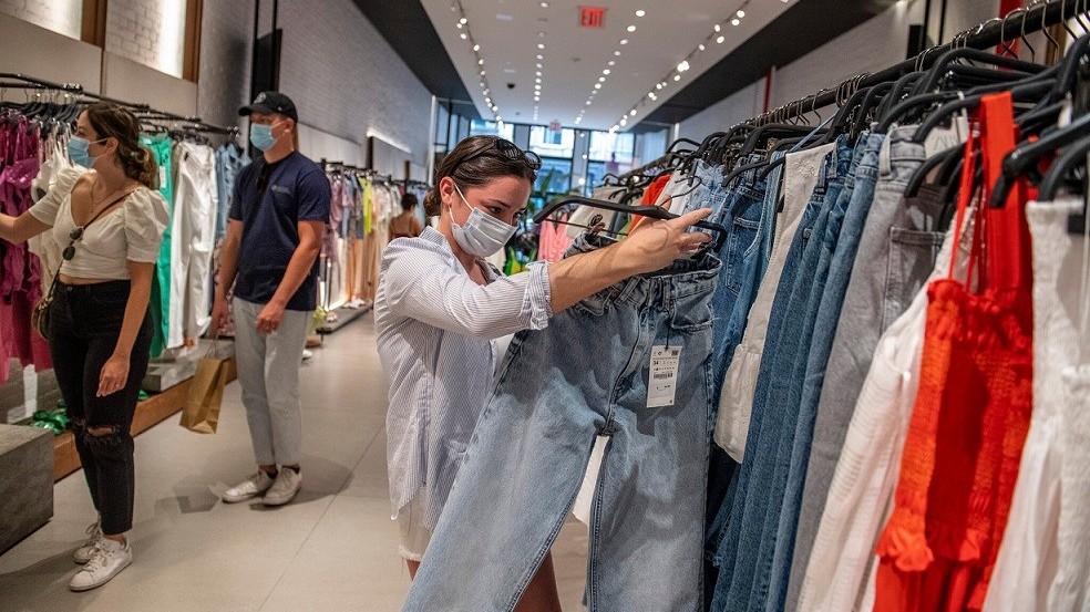 Bất chấp đại dịch, doanh số bán lẻ của Mỹ có ‘màn trình diễn’ xuất sắc hơn mong đợi