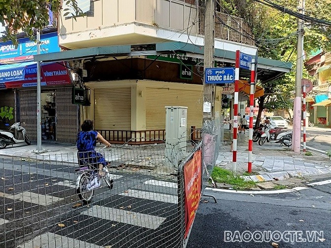 Các lối vào chợ đồ chơi sầm uất nhất Hà thành đều có các chốt chặn cứng