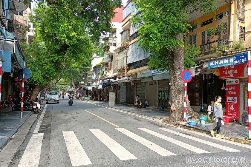 Phố Hàng Mã không còn cảnh la liệt các loại đồ chơi Trung thu như đầu lân, đèn ông sao, mặt nạ... rực rỡ sắc màu như mọi năm