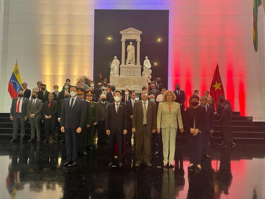 biểu diễn nghệ thuật kỷ niệm 77 năm Quốc khánh Việt Nam tại Venezuela biểu diễn nghệ thuật kỷ niệm 77 năm Quốc khánh Việt Nam tại Venezuela