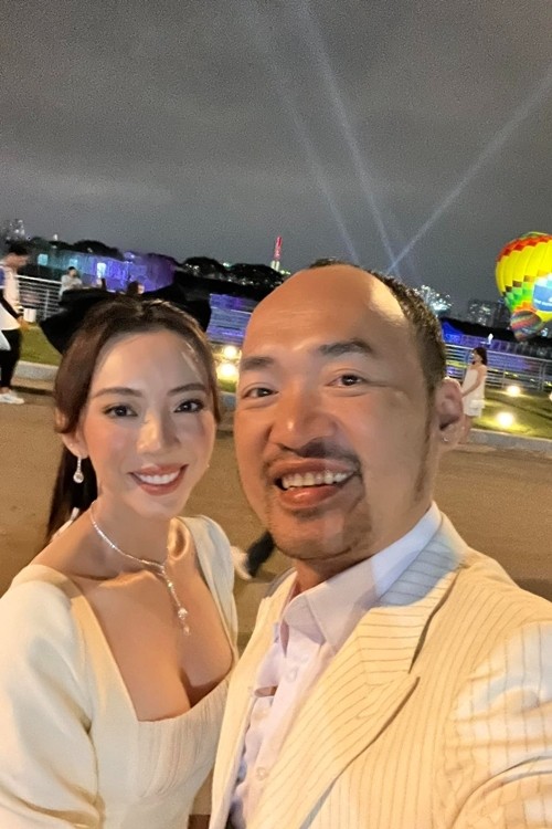 Nhìn Thu Trang kẹp tóc cao và diện đồ trắng, diễn viên Tiến Luật hài hước gọi cô là Tiểu Long Nữ.