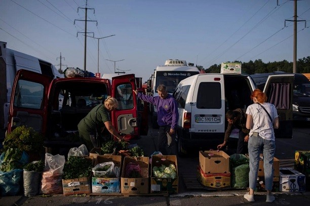 Một khu chợ thực phẩm tại Lviv (Ukraine). Ảnh: NYT