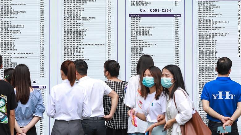 Sinh viên tốt nghiệp đại học tham dự hội chợ việc làm vào ngày 23 tháng 6 năm 2022 tại Zunyi, tỉnh Quý Châu, Trung Quốc.. (Nguồn: CNN)