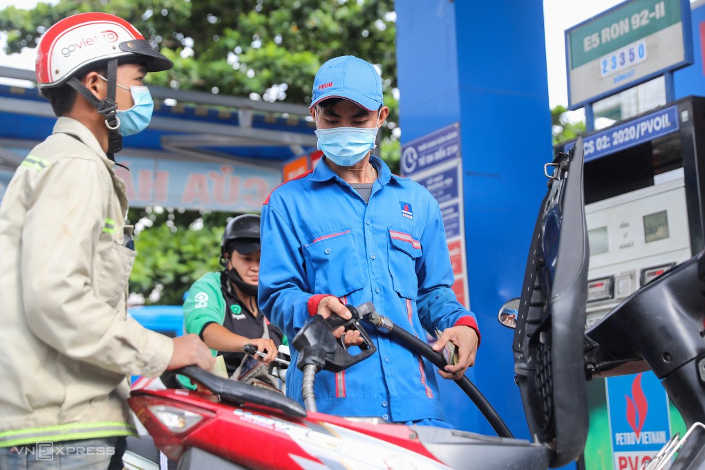 gười dân đổ xăng tại cây xăng trên Xa lộ Hà Nội, TP Thủ Đức. Ảnh: Quỳnh Trần