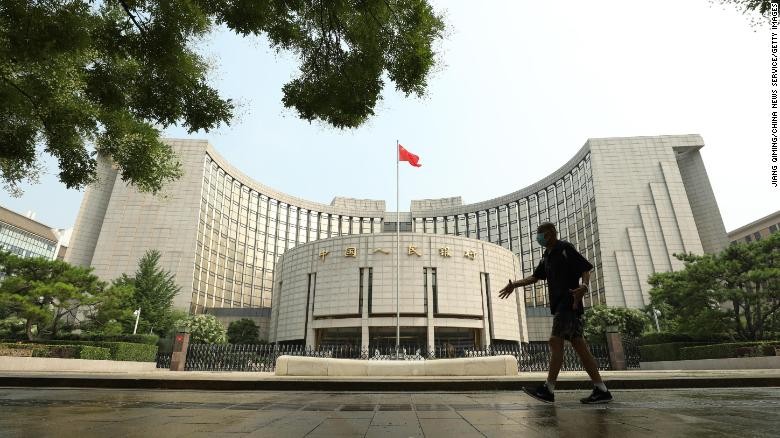 Một người đàn ông đi ngang qua tòa nhà Ngân hàng Nhân dân Trung Quốc (PBOC) vào ngày 20 tháng 7 năm 2022 tại Bắc Kinh, Trung Quốc. (Nguồn: CNN) Một người đàn ông đi ngang qua tòa nhà Ngân hàng Nhân dân Trung Quốc (PBOC) vào ngày 20 tháng 7 năm 2022 tại Bắc Kinh, Trung Quốc. (Nguồn: CNN)