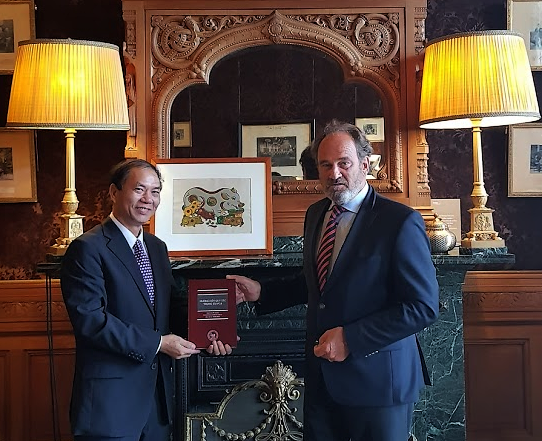 Đại sứ Phạm Việt Anh chào xã giao Tổng Thư ký Tòa Trọng tài Thường trực