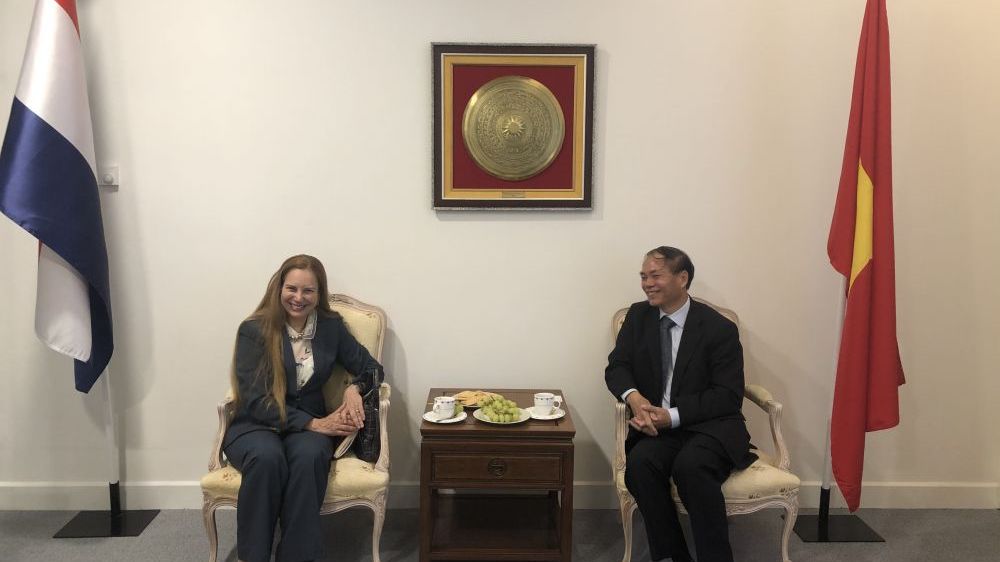 Đại sứ Phạm Việt Anh tiếp Tổng Biên tập Diplomat Magazine