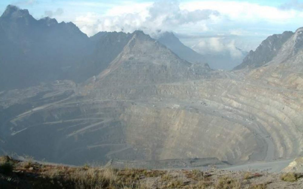 Nằm ở độ cao 4.100m so với mực nước biển, mỏ vàng Grasberg được phát hiện vào năm 1936 bởi một nhà địa chất người Hà Lan. Những quốc gia nào sở hữu mỏ vàng lớn trên thế giới?