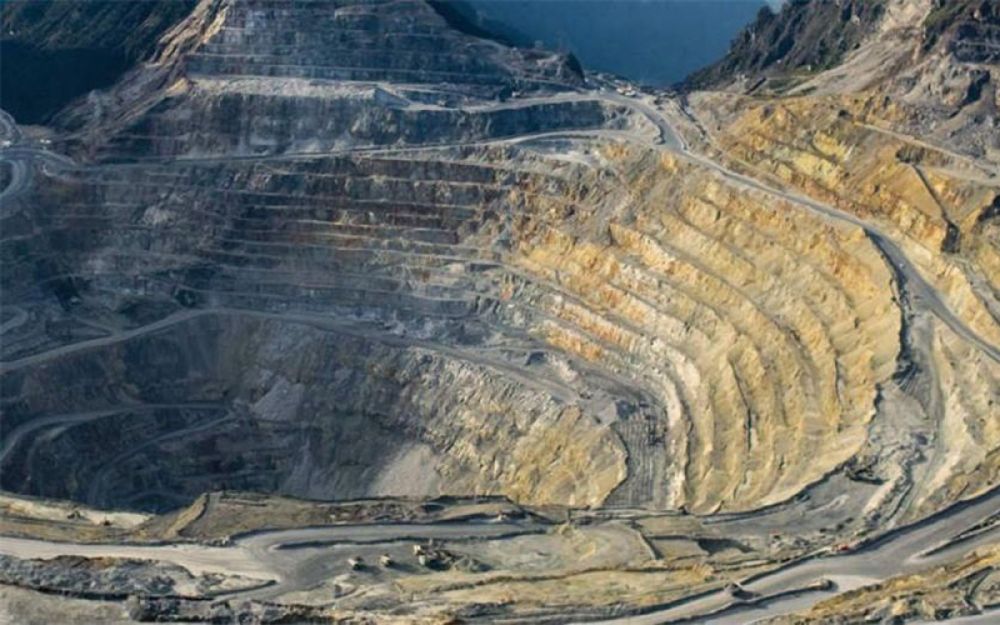 Muruntau ở Uzbekistan là mỏ khai thác vàng lộ thiên, ước tính sản xuất khoảng 2,4 triệu ounce vàng vào năm 2018. Từ khi được phát hiện vào năm 1958 đến nay, mỏ đã khai thác được hàng trăm triệu tấn vàng. Những quốc gia nào sở hữu mỏ vàng lớn trên thế giới?