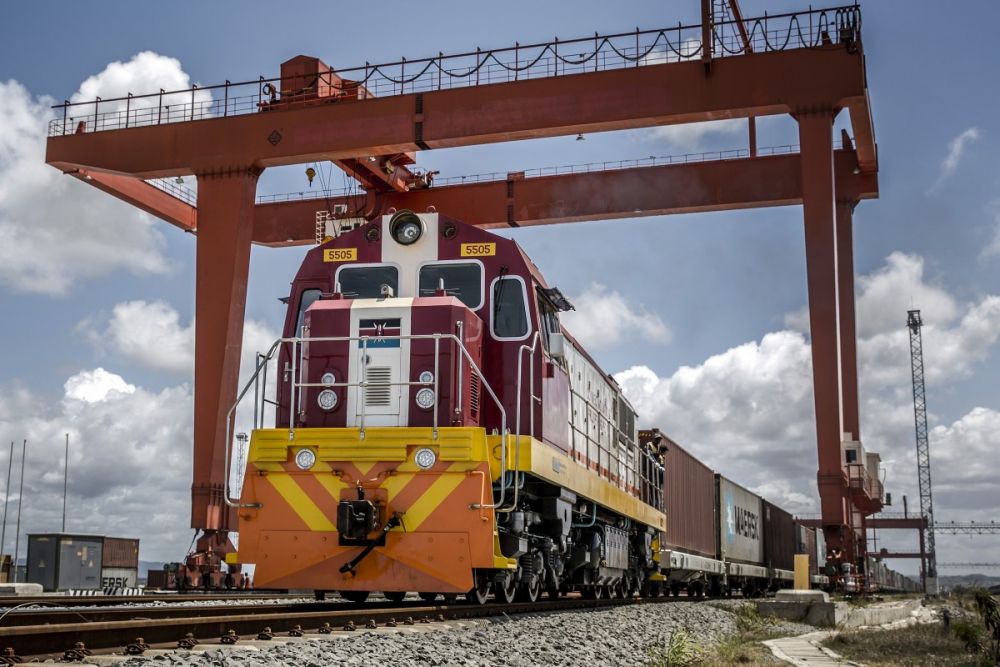 Kenya đang nợ đầm đìa vì vay vốn Trung Quốc xây đường sắt. Ảnh: Bloomberg. WB kêu gọi Trung Quốc giảm nợ cho các nước nghèo