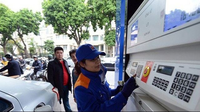 Giá xăng giảm sâu 1.500 đồng/lít từ chiều 12/12