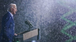 Bầu cử Mỹ 2020: Ứng cử viên Joe Biden đội mưa vận động tranh cử ở bang chiến trường