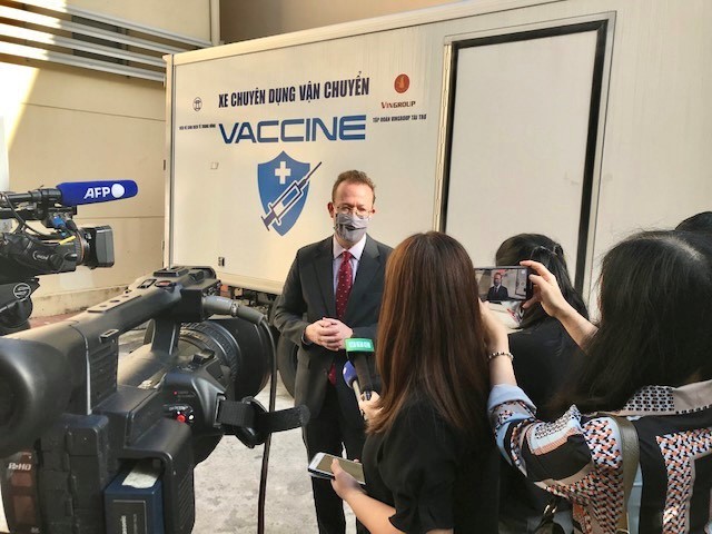 Đại biện Lâm thời Đại sứ quán Hoa Kỳ, Christopher Klein trả lời phỏng vấn báo chí bên lề sự kiện. Đại biện Lâm thời Đại sứ quán Hoa Kỳ, Christopher Klein trả lời phỏng vấn báo chí bên lề sự kiện.