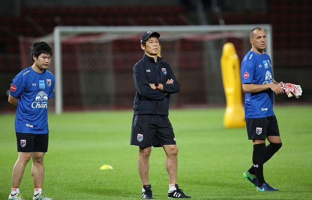 HLV Nishino 'chơi đòn tâm lý' với cầu thủ Thái Lan trước trận quyết đấu với tuyển Việt Nam