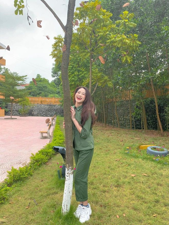 ghi điểm bởi gương mặt và thần thái rạng rỡ. Đặc biệt, nụ cười tỏa nắng của Đỗ Thị Hà khiến khán giả thích thú. Cô cao 1,75m, số đo ba vòng 80-60-90. Đặc biệt, Hoa hậu Việt Nam 2020 còn sở hữu đôi chân dài 1,1m