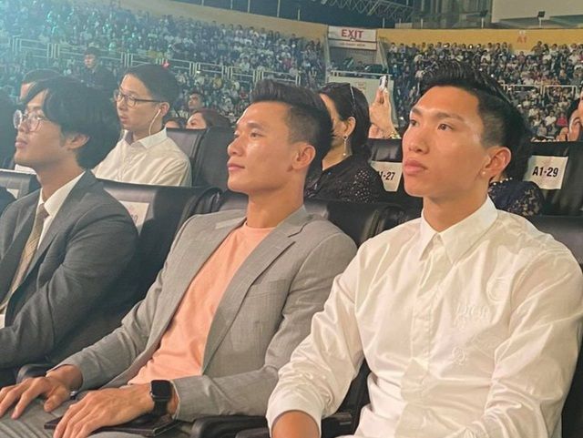 Đoàn Văn Hậu đến xem Chung kết Hoa hậu cùng thủ môn Bùi Tiến Dũng, cả hai ngồi đến hết chương trình.