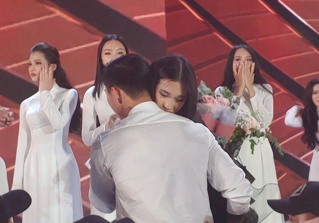 Ngay sau khi chương trình kết thúc, Đoàn Văn Hậu không ngần ngại tiến thẳng về sân khấu để trao hoa cho “người tình tin đồn” Doãn Hải My.