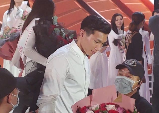 Cầu thủ Đoàn Văn Hậu bảnh bao với sơ mi trắng đến xem Chung kết hoa hậu và nhận được nhiều sự quan tâm của truyền thông khi anh công khai thể hiện tình cảm với Doãn Hải My khi chương trình kết thúc.