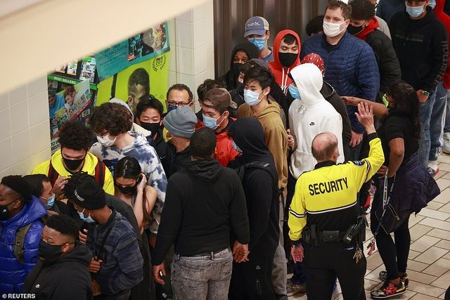 Hàng người đứng dày đặc trước một cửa hàng trò chơi điện tử ở Tysons, Virginia. (Ảnh: Reuters)