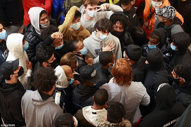 Black Friday: Bất chấp Covid-19, dân Mỹ đổ xô dựng lều, xếp hàng qua đêm săn giảm giá