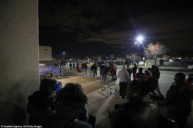 Nhiều khảo sát được thực hiện trước đó cho thấy năm nay nhiều người chọn ở nhà mua sắm trực tuyến hơn là trực tiếp tới cửa hàng. (Ảnh: Getty)