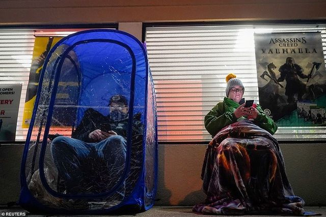 Black Friday: Bất chấp Covid-19, dân Mỹ đổ xô dựng lều, xếp hàng qua đêm săn giảm giá