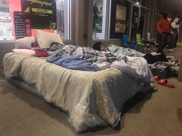 Black Friday: Bất chấp Covid-19, dân Mỹ đổ xô dựng lều, xếp hàng qua đêm săn giảm giá