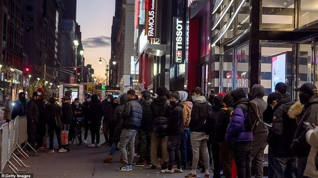 Black Friday: Bất chấp Covid-19, dân Mỹ đổ xô dựng lều, xếp hàng qua đêm săn giảm giá