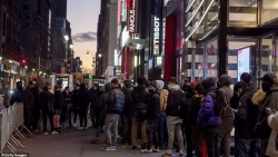 Black Friday: Bất chấp Covid-19, dân Mỹ đổ xô dựng lều, xếp hàng qua đêm săn giảm giá