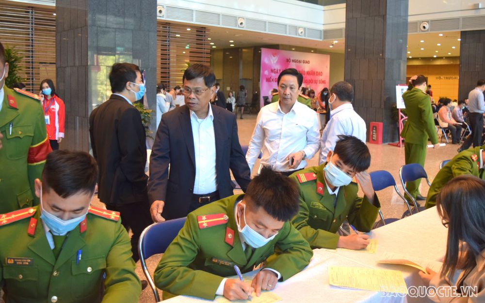 Các chiến sĩ công an thuộc lực lượng là ... tham gia đăng ký hiến máu nhân đạo. Các chiến sĩ công an thuộc lực lượng là ... tham gia đăng ký hiến máu nhân đạo.