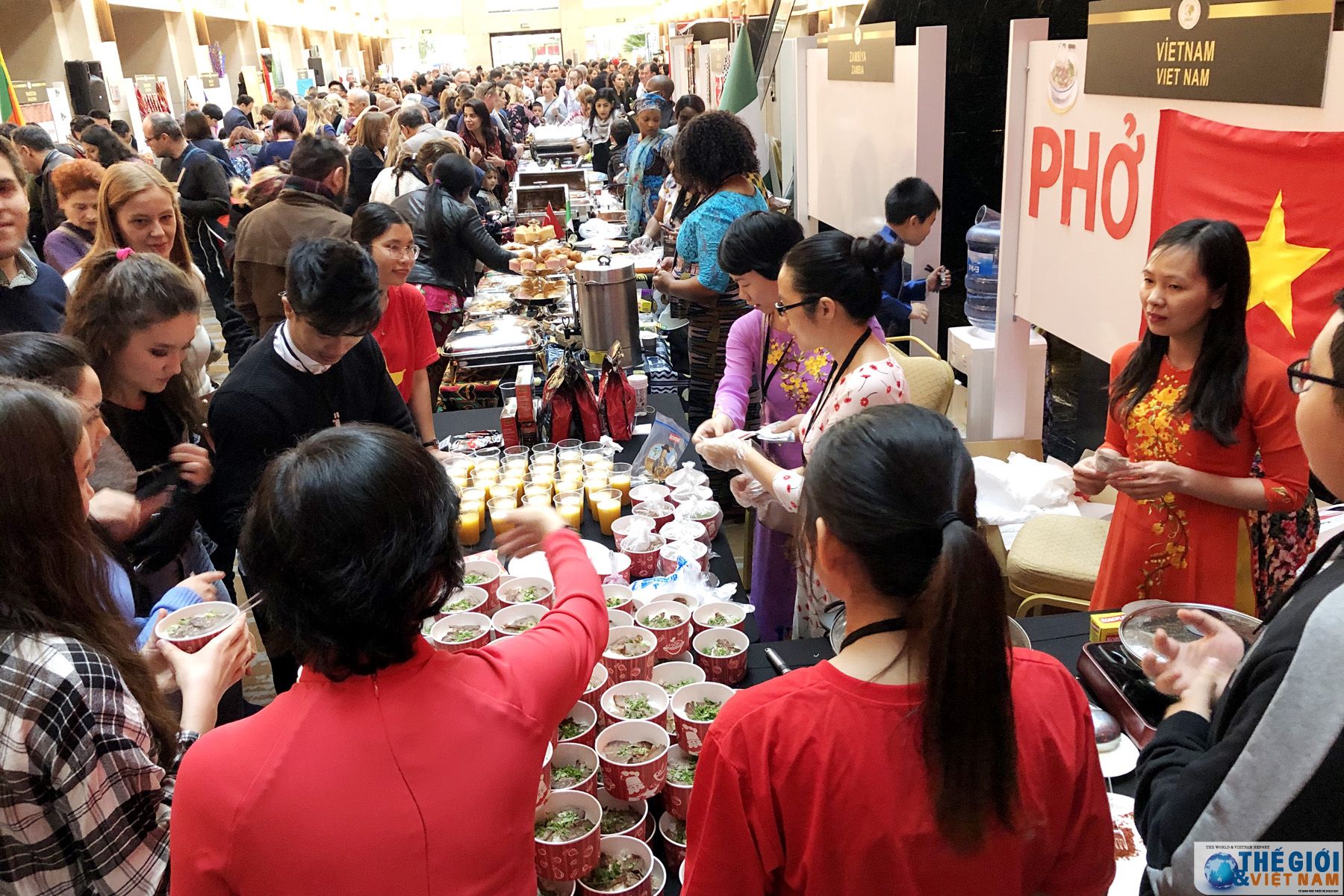 gian hang viet nam duoc yeu thich tai hoi cho tu thien bazaar o tho nhi ky