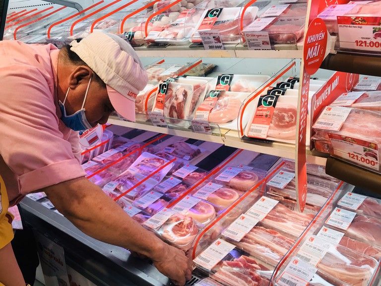 Giá heo hơi hôm nay tăng ở miền Bắc và miền Trung, Tây Nguyên. (Nguồn: Thanh Niên) Giá heo hơi hôm nay tăng ở miền Bắc và miền Trung, Tây Nguyên. (Nguồn: Thanh Niên)