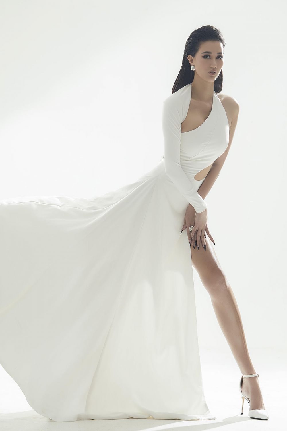 Bộ trang phục này được phối với giày cao gót trắng cũng góp phần làm nổi bật lên đôi chân dài của Bích Trâm. Bộ trang phục này được phối với giày cao gót trắng cũng góp phần làm nổi bật lên đôi chân dài của Bích Trâm.