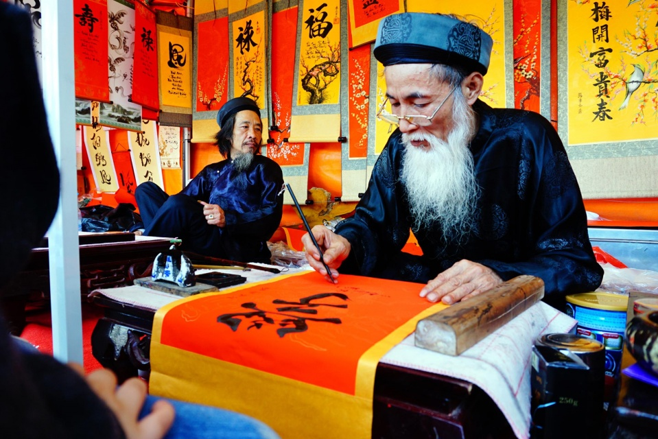 Tết, nên chăng treo chữ Duyên