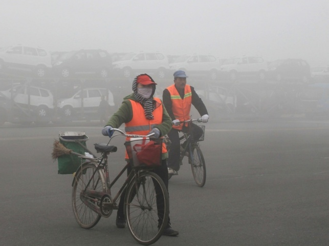 Mưu sinh trong khói mù