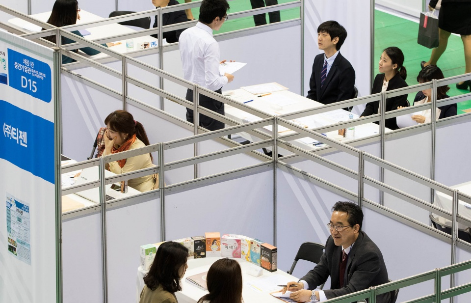 Thanh niên Hàn đau đầu vì thất nghiệp