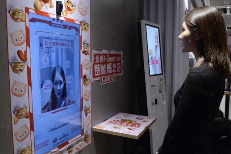 Nhận dạng khuôn mặt để chọn món thay khách hàng