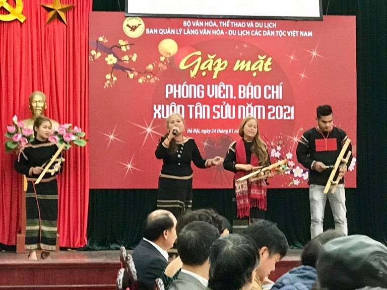 Tiết mục hát mừng của Dân tộc Ê-đê, Tây Nguyên. (Ảnh: MH) Tây Nguyên. Tiết mục hát mừng của Dân tộc Ê-đê, Tây Nguyên. (Ảnh: MH) Tây Nguyên.