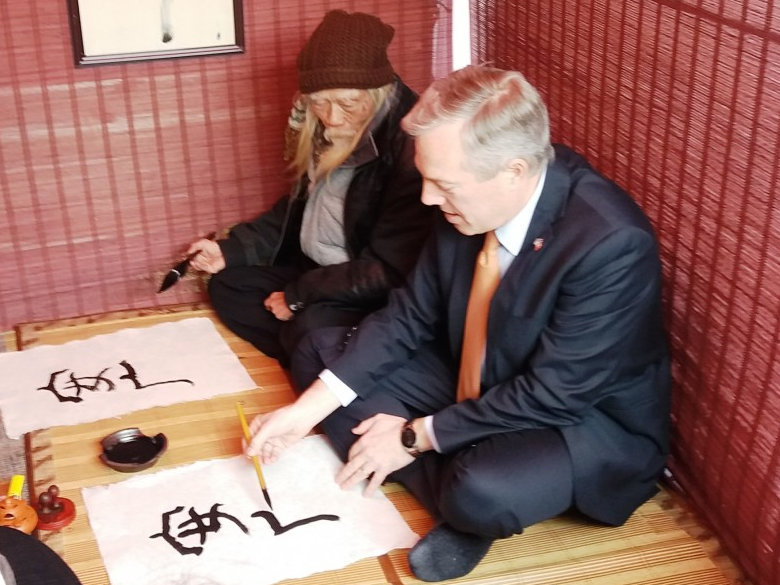 Đại sứ Mỹ viết thư pháp chúc Tết