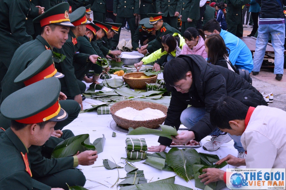 Hàng trăm chiếc bánh chưng vượt đường xa đến tay người nghèo dịp Tết hang tram chiec banh chung vuot duong xa den tay nguoi ngheo dip tet