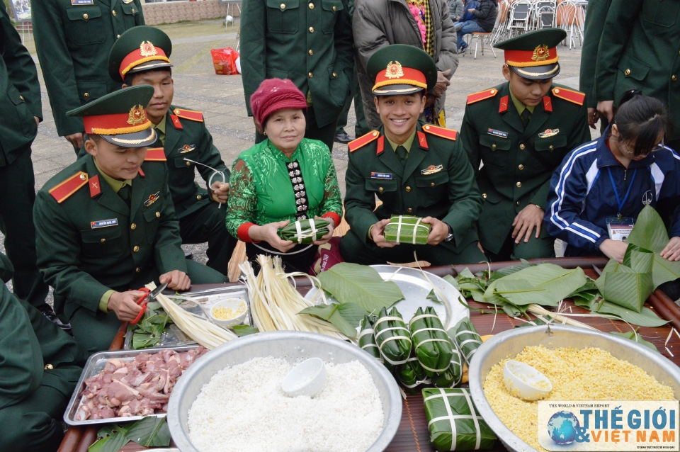 Hàng trăm chiếc bánh chưng vượt đường xa đến tay người nghèo dịp Tết hang tram chiec banh chung vuot duong xa den tay nguoi ngheo dip tet