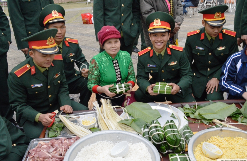 Hàng trăm chiếc bánh chưng vượt đường xa đến tay người nghèo dịp Tết
