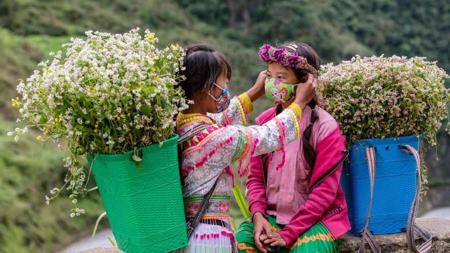 Xúc động bộ ảnh đồng bào Hà Giang mạnh mẽ, vững vàng chung sống an toàn với dịch Covid-19
