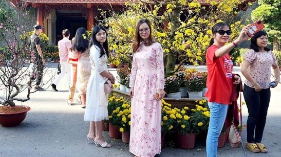 Người dân TP. Hồ Chí Minh náo nức đi chùa đầu Xuân
