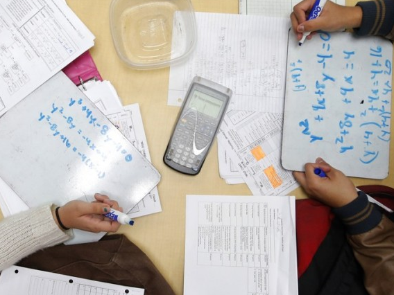 Có nên giám sát con quá chặt chẽ khi ở trường?