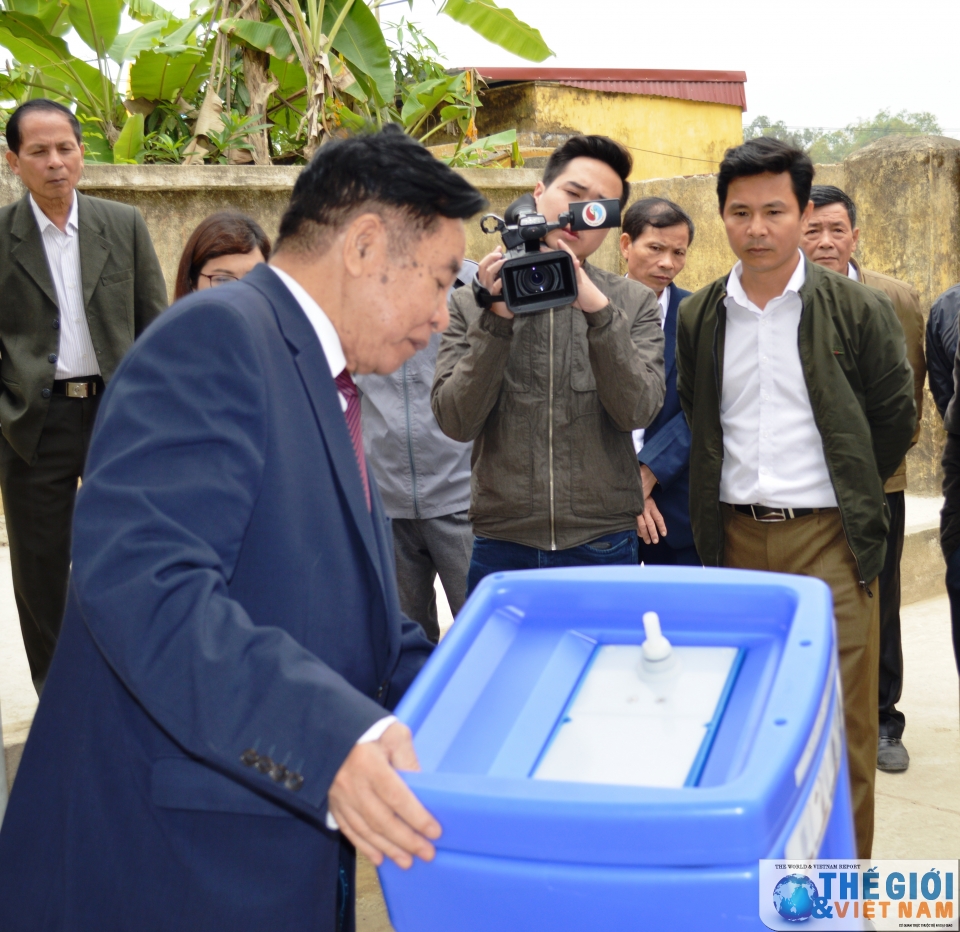 theo chan ong nuoc sach len non xuong bien