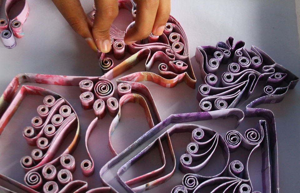 Một nghệ nhân ở Malang, Đông Java, đang trang trí từ giấy màu. (Nguồn: Antara / Ari Bowo Sucipto) Một nghệ nhân ở Malang, Đông Java, đang trang trí từ giấy màu. (Nguồn: Antara / Ari Bowo Sucipto)